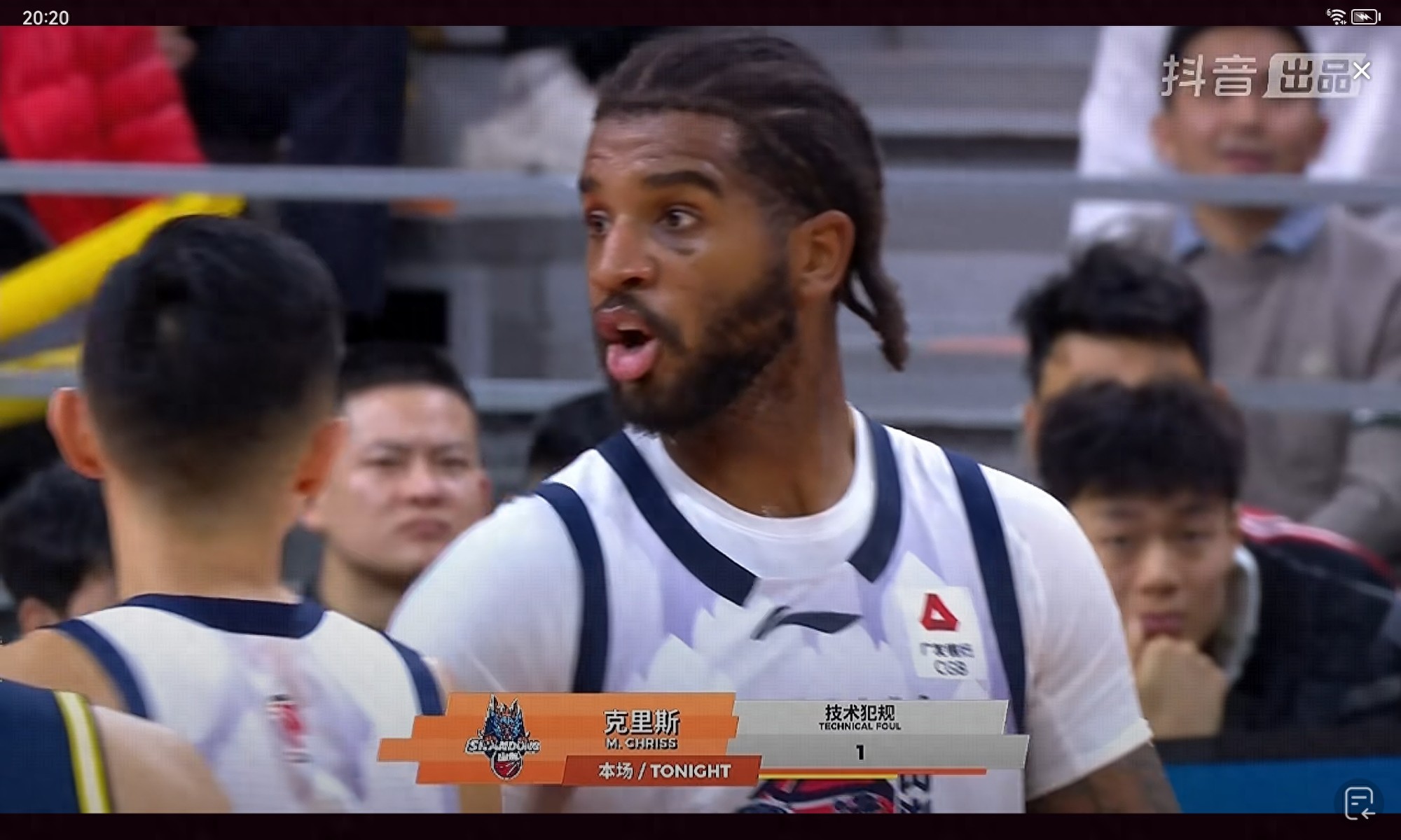 克里斯怼裁判吃T，生气就放倒萨林杰，萨姆那犯规后，他申请技犯